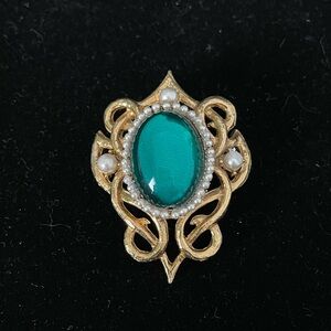 Fairytale Royalty Green Cab Brooch Faux Pearl Gold Tone Scroll work Elegant Vntg
